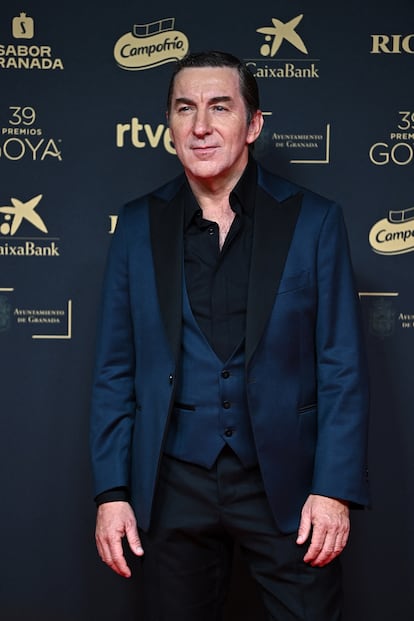 El actor malague?o Antonio de la Torre, nominado como mejor actor de reparto por 'Los destellos', cambi el negro por el azul con este esmoquin a medida de Toque de Sastre.