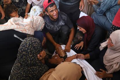 Varios palestinos lloran junto al cuerpo de un hombre muerto en un ataque israelí, en el Hospital Nasser de Jan Yunis, este martes.