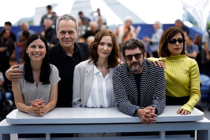 Desde la izquierda, Helena Miquel, José Coronado, Ana Torrent, Manolo Solo y María León, posaban el lunes en Cannes en el 'photocall' de 'Cerrar los ojos'.