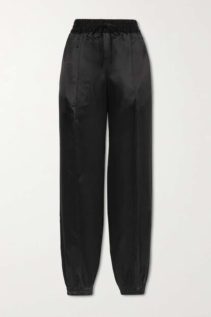 Si eres de las que piensa en su estilo de oficina con la posibilidad en mente de acabar de afterwork y cena, te gustarán estos pantalones jogger en satén de Jil Sander.

790€