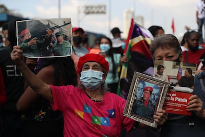 Cientos de personas participan en la marcha conmemorativa del 4 de febrero de 1992, cuando se llevó a cabo un fallido golpe de Estado en Venezuela.