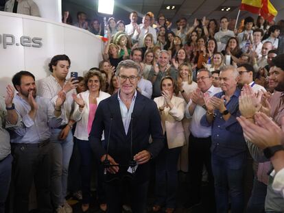 El líder del PP, Alberto Núñez Feijóo (centro), junto cabeza de lista del PP a las elecciones europeas, Dolors Montserrat (i), este domingo.