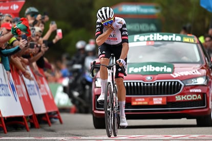 Marc Soler celebra su triunfo en la etapa.