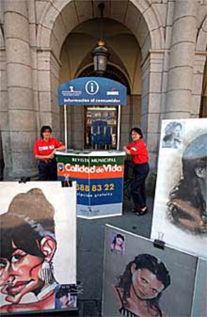 Dos de las alumnas del IMEFE, en la Plaza Mayor.