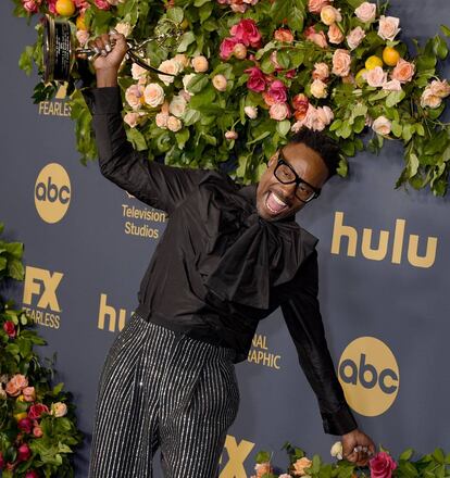 Billy Porter enseña orgulloso el premio Emmy que ha ganado por su papel en la serie 'Pose'.