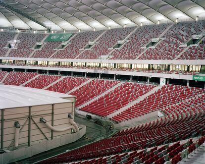 Cumbre COP19 del cambio climático de Naciones Unidas en Varsovia, Polonia, 2013. Los asistentes se reúnen en una carpa con aire acondicionado dentro de un estadio vacío.