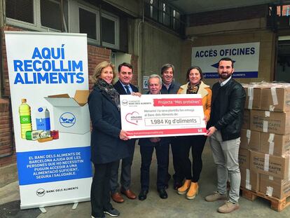 El cheque de casi dos toneladas de comida recogidas por Grupo Menarini.