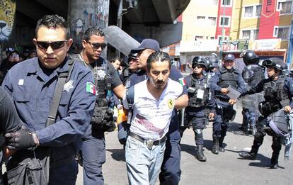 Agentes estatales detienen a maestros disidentes durante una protesta en Morelia, Michoac&aacute;n.