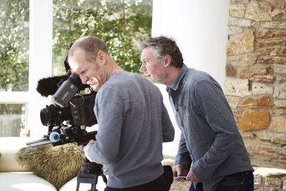 Kevin Macdonald, detrás de su operador de cámara, durante las entrevistas de 'Whitney'.
