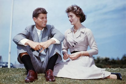 John F. Kennedy y Jacqueline Bouvier sentados en el jardín de la casa de la familia Kennedy unos meses antes de celebrar su boda.