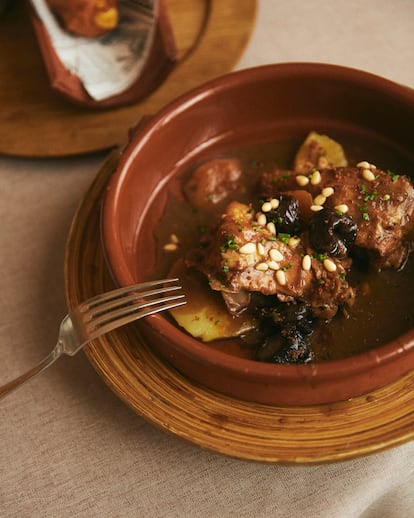 Pollo 'pota blava' de El Palau Vell, rustido a la manera tradicional con ciruelas y piñones.