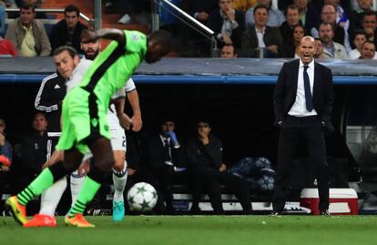 El entrenador del Real Madrid Zinedine Zidane da instrucciones a sus jugadores.