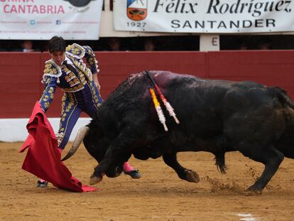 Esaú Fernández muletea al quinto toro de la tarde.