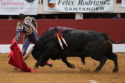 Esaú Fernández muletea al quinto toro de la tarde.