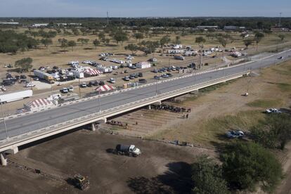 Dos máquinas con palas barrieron el predio en el que llegaron a instalarse casi 15.000 migrantes, en Del Río, Texas.