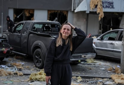 Una mujer llora mientras contempla los daños causados por los ataques rusos en una calle de Kiev.