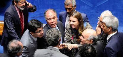 Parlamentares discutem reforma política no Senado.