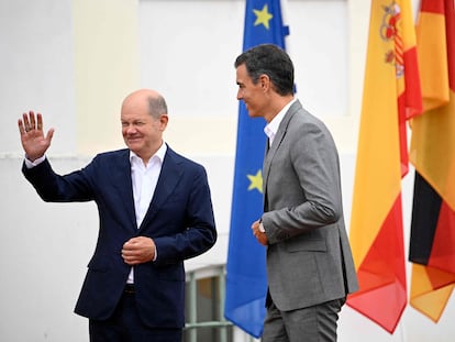 El canciller alemán, Olaf Scholz, recibe al presidente del Gobierno, Pedro Sanchez, este martes en el palacio de Schloss Meseberg, en Meseberg, al noreste de Alemania.