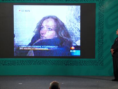 Presidente de México, Andrés Manuel López Obrador mostrando el caso Florence Cassez