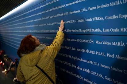Una mujer visita el monumento a las victimas del atentado de 11-M, este lunes en la estación de Atocha de Madrid.