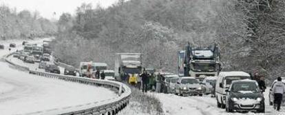Un grupo de vehículos permanecen estancados en una autovía del sur de Reino Unido, donde el temporal de nieve está afectando significativamente los desplazamientos en uno de los fines de semana con más tráfico del año.