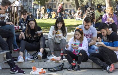 Valencia se llena de turistas durante las fallas.