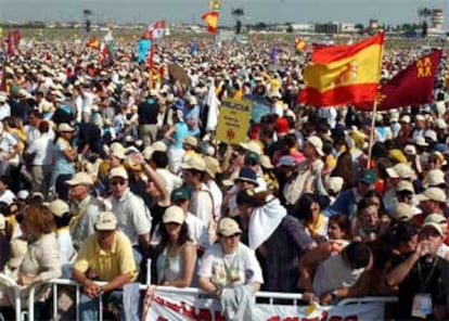 Miles de jóvenes, 600.000 según los primeros cálculos,  abarrotan desde esta mañana la explanada de la base aérea de Cuatro Vientos, donde el Papa se dará el primer baño de masas en su visita de 31 horas a Madrid. Antes del encuentro con la juventud, Wojtyla ha recibido en la Nunciatura al presidente del Gobierno por espacio de media hora.