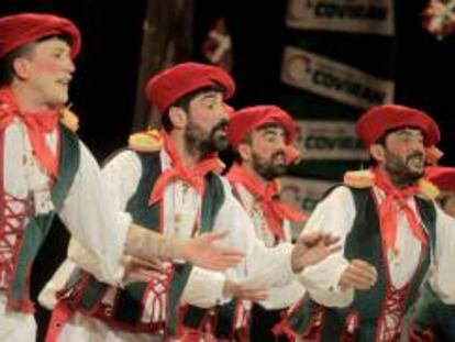 La chirigota "Lo siento Patxi, pero no todo el mundo puede ser de Euskadi", durante su actuación en la Final del Concurso Oficial de Agrupaciones Carnavalescas (COAC), que tuvo lugar en el Gran Teatro Falla de Cádiz.