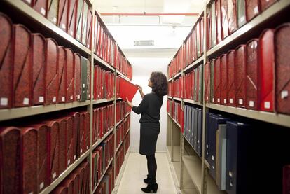 Una empleada del Archivo Foral de Bizkaia localiza, ayer, una carpeta en una sala de depósito.
José Ibarrola.