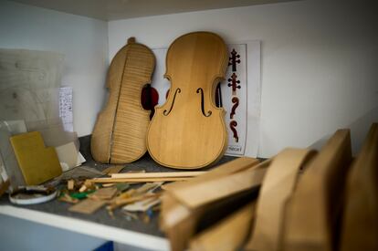 El luthier uruguayo Iñaki Arguiñarena usa madera suiza para crear los violines.