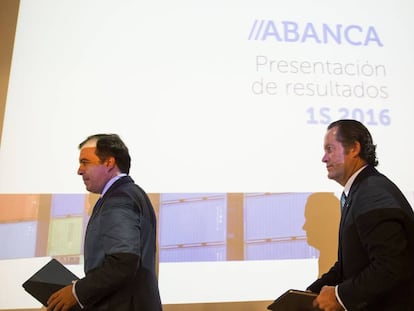 Juan Carlos Escotet (derecha), durante la presentaci&oacute;n de los resultados semestrales de Abanca.