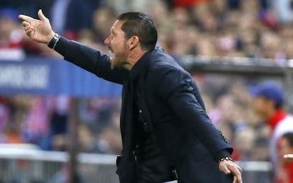 Simeone grita desde la banda en un momento del derbi.