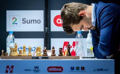 Magnus Carlsen, en el momento clave de su partida con Jan Duda, hoy en Stavanger (Noruega).