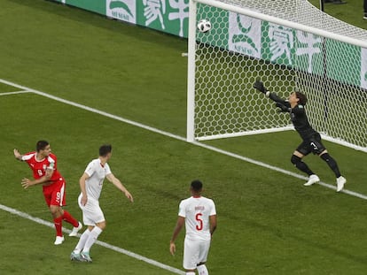 El delantero serbio Aleksandar Mitrovic marca un gol ante Suiza. 