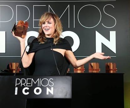 Emma Suárez, en el escenario, con su Premio ICON de cine que recibió de manos de la actriz Bárbara Lennie.