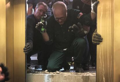 Los servicios de rescate abren las puertas del ascensor averiado el pasado viernes en el rascacielos John Hancock Center, en Chicago.