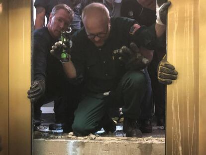 Los servicios de rescate abren las puertas del ascensor averiado el pasado viernes en el rascacielos John Hancock Center, en Chicago.