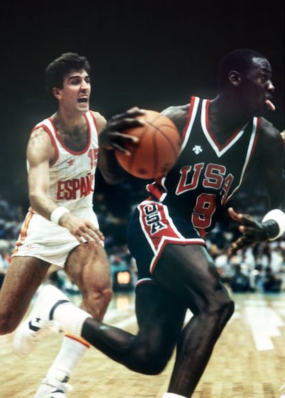 Juan Antonio San Epifanio persigue a Michael Jordan en la final de baloncesto que España perdería ante Estados Unidos en los Juegos Olímpicos de Los Ángeles 1984.