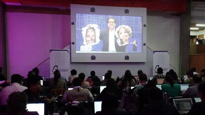 Periodistas observan el Segundo Debate en la sala de prensa de las instalaciones del Grupo MVS.