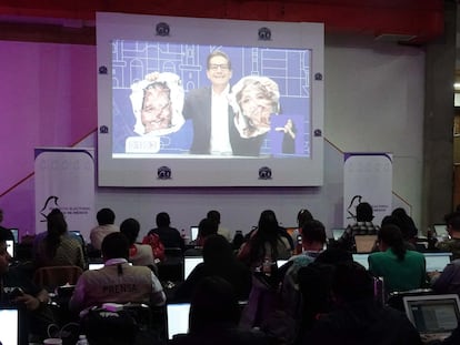 Periodistas observan el Segundo Debate en la sala de prensa de las instalaciones del Grupo MVS.