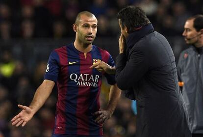 Luis Enrique da &oacute;rdenes a Mascherano durante el encuentro. 