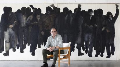 Rafael Canogar en su estudio con el cuadro perdido, un encargo de Tierno Galván que desapareció en 1977.