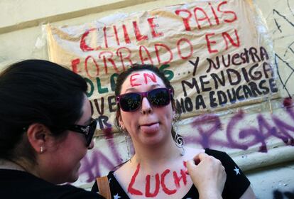 A la marcha de los indignados en Santiago de Chile se han sumado las protestas por una educaci&oacute;n gratuita que los estudiantes de secundaria y universitarios reclaman desde hace semanas.
