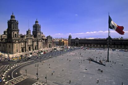 Oficialmente llamada plaza de la Constitución, el corazón histórico del DF representa la fusión de culturas que marcó la formación del país: aquí se alzó el gran templo de los aztecas, se instaló el centro político y religioso de México-Tenochtitlán, capital de los mexicas, y los conquistadores españoles escogieron este lugar para levantar su propio centro de poder civil y religioso.