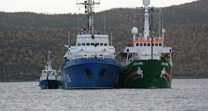 El &#039;Arctic Sunrise&#039; es remolcado al puerto de Murmask, en septiembre. 