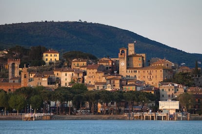 Habría sido muy fácil para el precioso lago Trasimeno convertirse en un destino vacacional para hordas de europeos del norte en busca del sol, pero afortunadamente la mayor parte de la zona –como las afueras de Passignano, en la foto– se ha librado de la arquitectura de aire soviético que parece monopolizar los lugares de veraneo del Adriático.