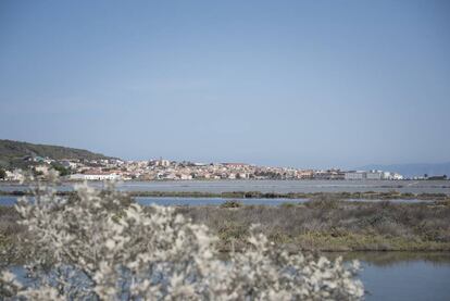 El pueblo de Carloforte y sus lagunas naturales.