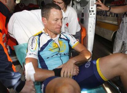 Lance Armstrong, en la ambulancia tras su caída.