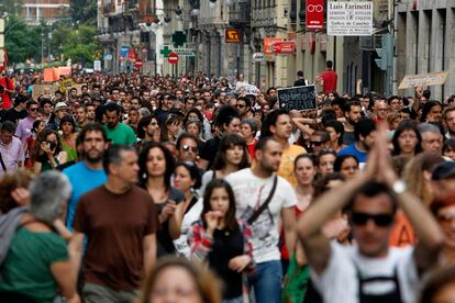 Los indignados del 15-M bajan por la calle de la Paz de Valencia para volver a la plaza del Ayuntamiento.