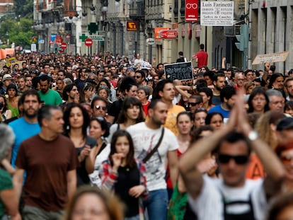 Los indignados del 15-M bajan por la calle de la Paz de Valencia para volver a la plaza del Ayuntamiento.